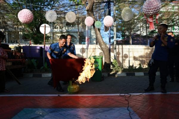 Damkar Makassar Edukasi Pengunjung F8 Cara Penanganan Tabung Gas Terbakar