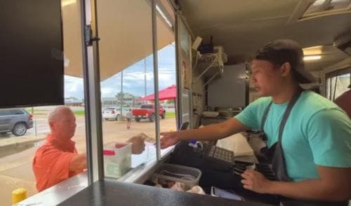 Nasi Goreng Asal Indonesia Dijual di Amerika, Diserbu Bule-Bule Sampai Rela Antre