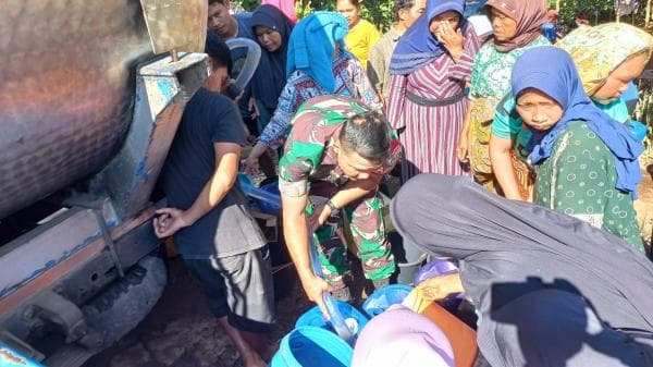 Akibat Kemarau Panjang Warga Antri Air Bersih, TNI Bantu Droping Air Bersih Untuk Warga