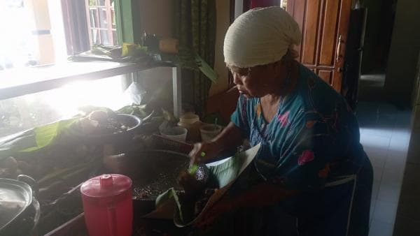 Pakai Petis Madura, Rujak Cingur di Kota Probolinggo Ini Bertahan 44 tahun Pakai Petis Madura, Rujak Cingur di Kota Probolinggo Ini Bertahan 44 tahun