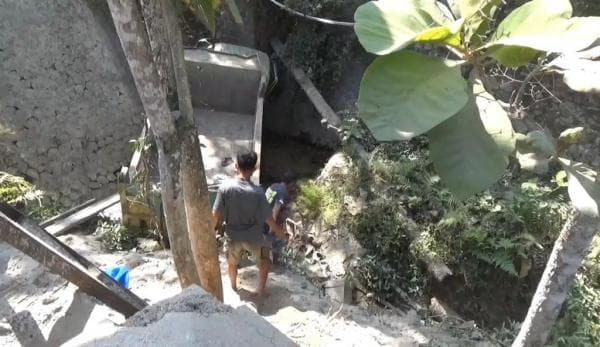 Diduga Rem Blong, Truk Bermuatan Pasir di Ponorogo Terjun Bebas ke Sungai