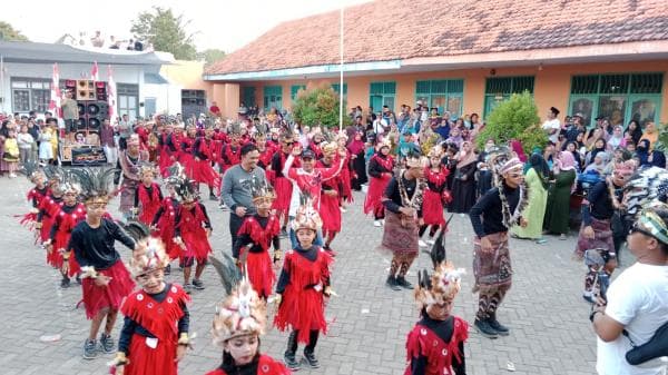 Kenakan Pakaian Adat Irian Jaya, Peserta Karnaval Desa Patemon Hipnotis Masyarakat