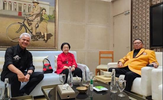 Ganjar Pranowo Santap Mie Ayam Bareng Megawati dan Ketum Hanura Oesman Sapta Odang Ganjar Pranowo Santap Mie Ayam Bareng Megawati dan Ketum Hanura Oesman Sapta Odang