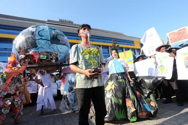 PKKMB Unitomo Diwarnai Aksi Teaterikal, Maba Bentangkan Poster dan Usung Bola Dunia