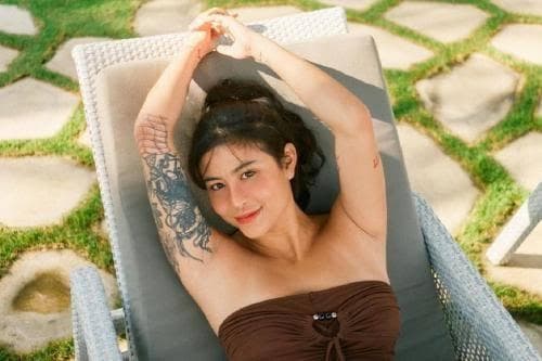 Potret Hot Awkarin Pakai Bikini Putih, Netizen: Semok dan Seksi Potret Hot Awkarin Pakai Bikini Putih, Netizen: Semok dan Seksi