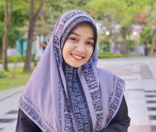 Sosok Ning Umi Laila, Ustadzah Muda Cantik Putri Kiai Granat