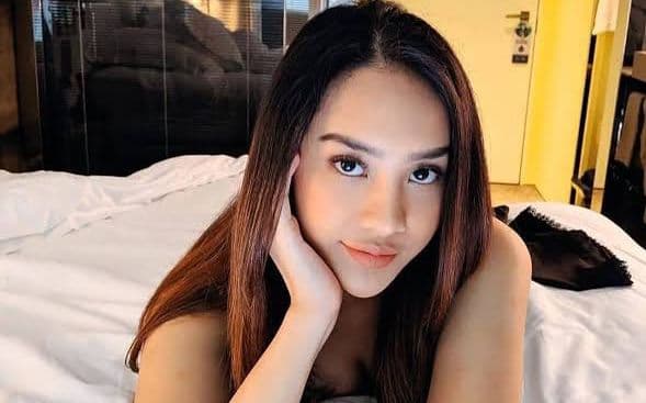 Potret Cantik Anya Geraldine Rebahan di Ranjang, Masih Pakai Busana Seksi