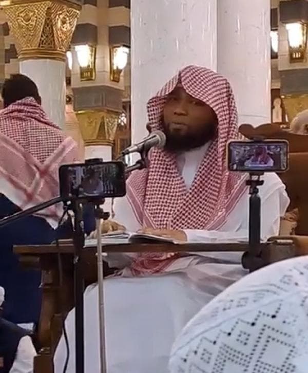 Ustaz Ariful Bahri Dipercaya Isi Kajian dalam Bahasa Indonesia di Masjid Nabawi, Dekat Pintu 19