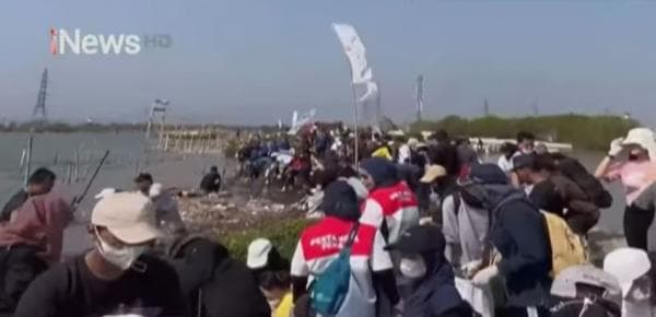 Pandawara Group Ajak Warga Semarang Bersihkan Sampah di Pantai Nelayan Tambak Rejo