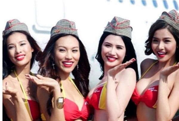5 Maskapai Terkenal dengan Seragam Pramugari Paling Seksi, Ada yang Cuma Pakai Bikini