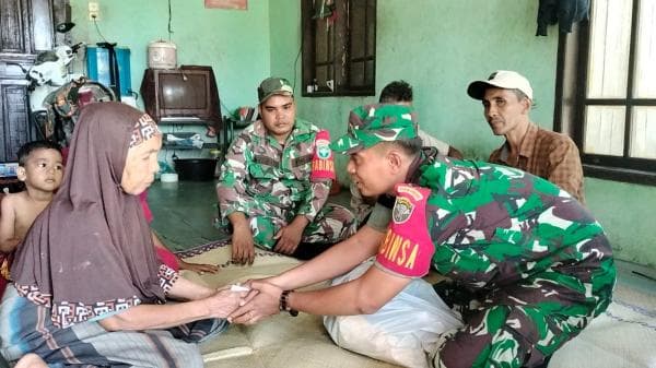 Jumat Berkah, TNI Berbagi Sembako Untuk Warga Desa Binaannya