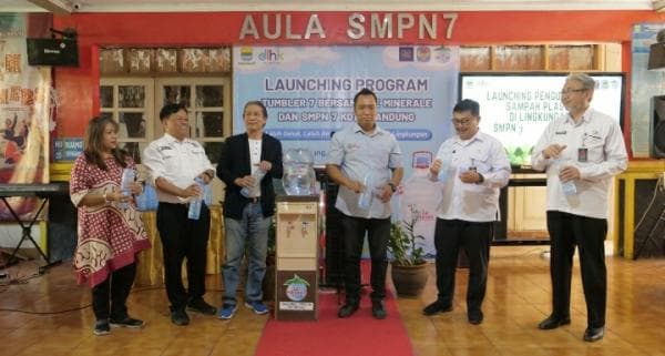 Minimalisir Sampah Plastik, Le Minerale Gandeng SMPN 7 Kota Bandung Kampanyekan Tumbler 7 Minimalisir Sampah Plastik, Le Minerale Gandeng SMPN 7 Kota Bandung Kampanyekan Tumbler 7