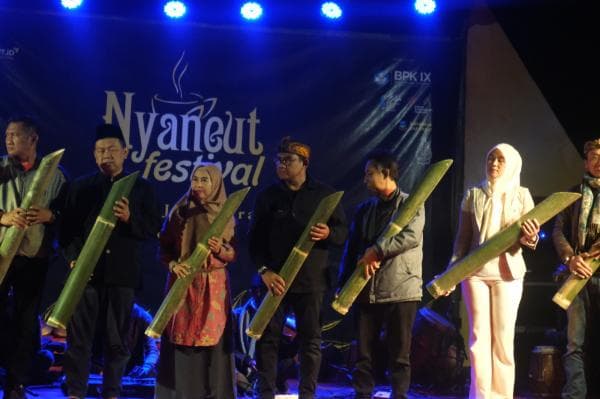 Tradisi Minum Teh "Nyaneut" Festival di Garut Bangkitkan Kearifan Lokal