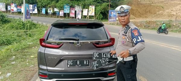 Gunakan Plat Kendaraan Palsu, PJR Ditlantas Polda Sulbar Tahan Mobil Kepala Cabang Bank di Mamuju