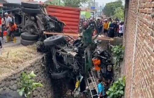 Tabrakan Truk vs Avanza dan Sepeda Mofor, 1 Orang Tewas