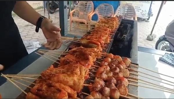 Nikmatnya Bakso Bakar 79 di Lapangan Kota Meureudu Pidie Jaya Ramai di Buru Warga Nikmatnya Bakso Bakar 79 di Lapangan Kota Meureudu Pidie Jaya Ramai di Buru Warga