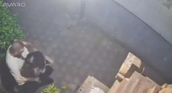 Memalukan, Asyik Bersetubuh di Depan Rumah Warga, Bule Italia Ditangkap Polisi