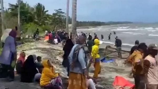 Penemuan Emas di Pesisir Pantai Gorontalo Viral, Warga Berbondong-bondong Cari Keberuntungan