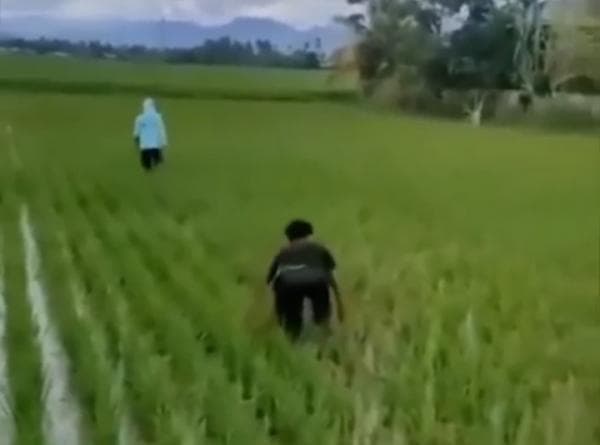 Bikin Geleng Kepala, Hindari Tilang 2 Pemuda Kocak ini Pura-Pura jadi Petani