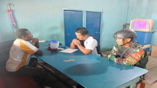 Satgas TNI Tangkap Anggota Separatis Teroris di Bintuni Papua Barat usai Diserang OTK Satgas TNI Tangkap Anggota Separatis Teroris di Bintuni Papua Barat usai Diserang OTK