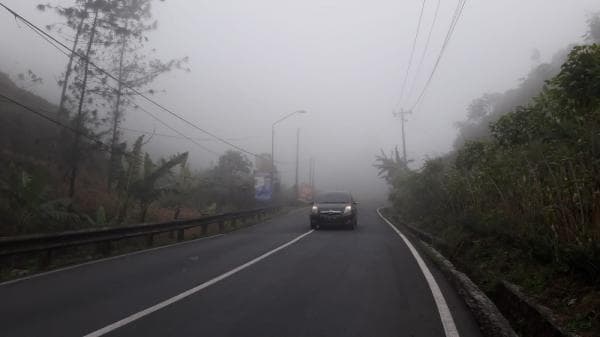 Kabut Tebal Selimuti Jalur Belik - Purbalingga, Jarak Pandang 10 Meter Pengendara Wajib Hati-hati