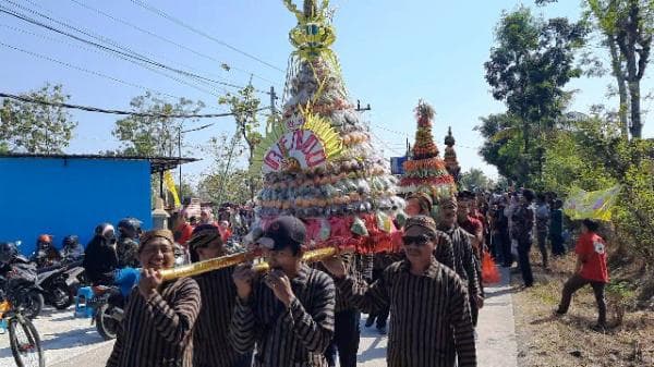 Meriah! Peringati Haul Ki Ageng Singoprono Digelar Kirab Budaya di Desa Nglembu