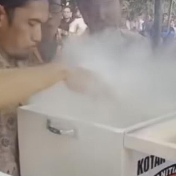 Aneh bin Ajaib, Kotak Suara Pilkades di Banten Tiba-tiba Keluar Asap