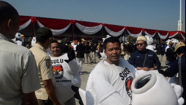 Petugas Maskot Sura dan Sulu di Kirab KPU Pringsewu