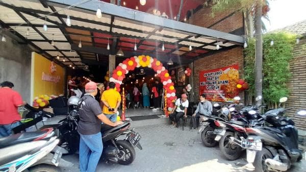 Hari Jadi ke-9 Tahun, Mom`s Kitchen Kartasura Soft Launching Mie Pedas Kekinian