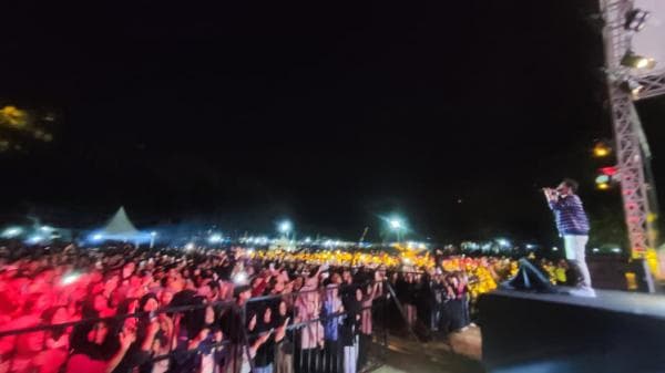 Band Aftershine Hibur Belasan Ribu Penonton di Kuningan, Sebut Idolakan Ganjar Pranowo Band Aftershine Hibur Belasan Ribu Penonton di Kuningan, Sebut Idolakan Ganjar Pranowo