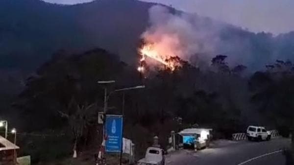 Hutan Gunung Lawu kembali Terbakar, Api Terlihat melahap Bukit Ngembel Hutan Gunung Lawu kembali Terbakar, Api Terlihat melahap Bukit Ngembel