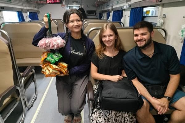 KLB Nostalgic Culinary, Yuk Nostalgia Naik Kereta Api Ada Pedagang Asongan hanya 2 Hari Saja