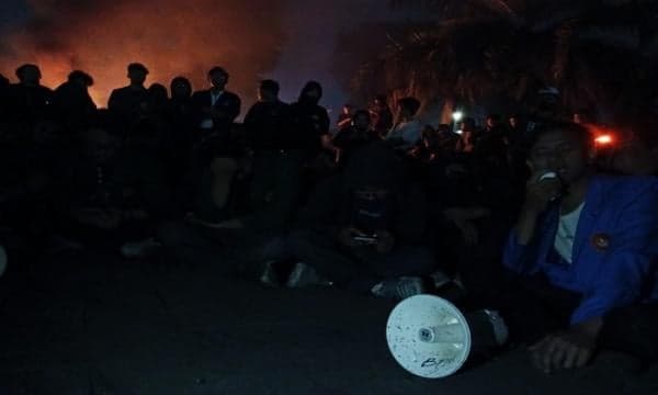 Tak Kunjung Ditemui Pj Gubernur Jabar, Massa Aksi Rela Bermalam di Gedung Sate