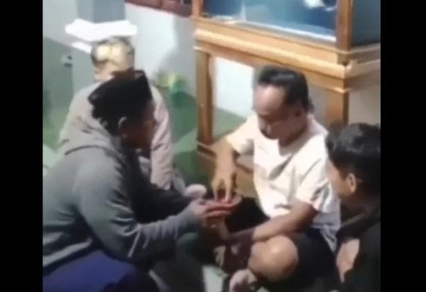 Keciduk Wikwik dengan Istri Orang, Perangkat Desa ini Dipaksa Warga untuk Maka Cabe Pedas