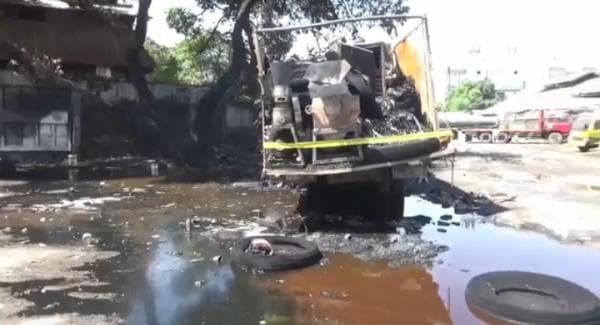 Diduga Kabel Mesin Korslet, Truk Ekspedisi Hangus Terbakar di Pergudangan Kota Makassar