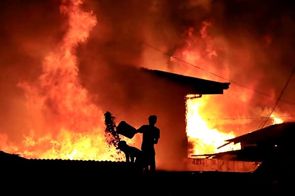 Rumah Panggung Hangus Terbakar di Pandeglang, Seorang Kakek Tewas