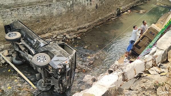 Mobil Terperosok di Kali Cikumpa Depok, 3 Orang Luka