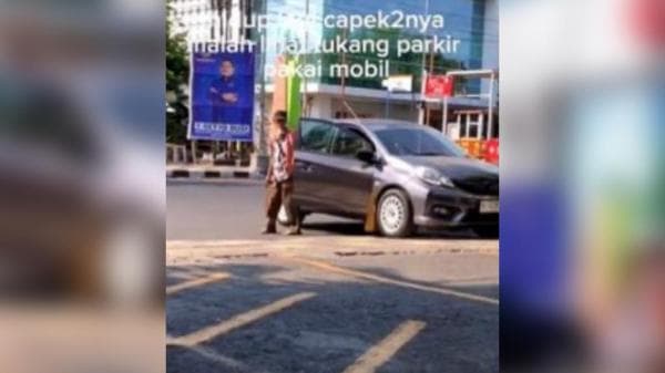 Heboh! Tukang Parkir Kerja Bawa Mobil, Netizen: Gw Sampai Tipes Cuma Punya Motor
