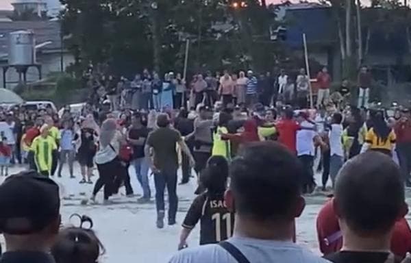 Ricuh Bola Wanita di Pangkalan Bun, Para Suami Masuk Lapangan Cek Cok dengan Wasit