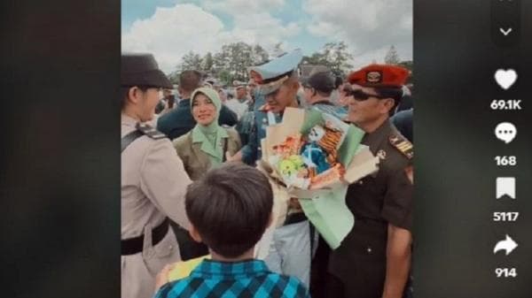 Sekeluarga Jadi Perwira TNI-Polri: Ayah Kopassus, Putra Tentara dan Putri Polisi Viral Sekeluarga Jadi Perwira TNI-Polri: Ayah Kopassus, Putra Tentara dan Putri Polisi Viral
