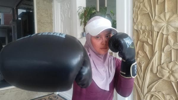 Seorang Ibu di Sidoarjo Rutin Berolahraga Thai Boxing, Ini Manfaatnya