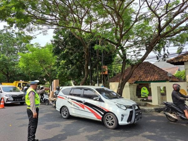 Pesepeda Tewas Tertimpa Pohon di Depan Perumahan Dosen UI Ciputat