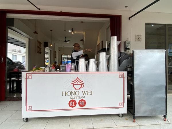 NGOPI YUK ! Hong Wei Warkop Alami dengan Ciri Teko Besar