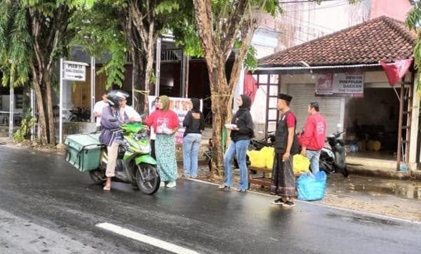 PSI Sumenep Bagikan Ratusan Makan Gratis untuk Abang Becak dan Pengguna Jalan