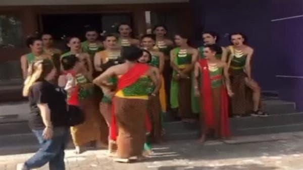 Pentas Tari Heboh, Penampilan Pria Berjenggot Pakai Kemben dan Selendang Pukau Penonton Viral