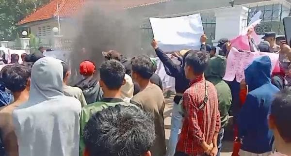 Demo Jalan Rusak di Lebak, Kaki Pendemo Terbakar Parah Saat Aksi