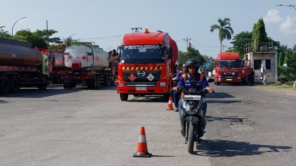 Tekan Kecelakaan saat Nataru, Fuel Terminal Maos dan Polisi Gelar Safety Driving Awak Mobil Tangki Tekan Kecelakaan saat Nataru, Fuel Terminal Maos dan Polisi Gelar Safety Driving Awak Mobil Tangki