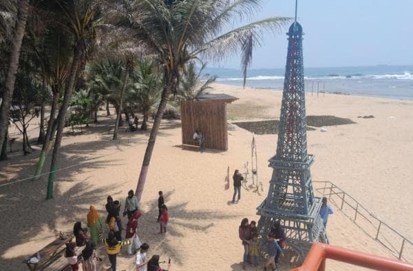 Wisatawan Mulai Padati Pantai Kelapa Warna Jelang Liburan Nataru, Keluarga hingga Remaja Mendominasi