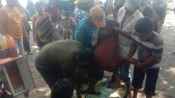 Polsek Cibalong Bantu Evakuasi Dua Korban Tenggelam di Muara Sungai Cibaluk, 1 Orang Meninggal