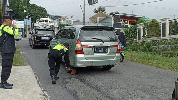 Tim Ganjal Ban Bantu Pengendara di Tanjakan Ekstrem Candi Cetho Karanganyar